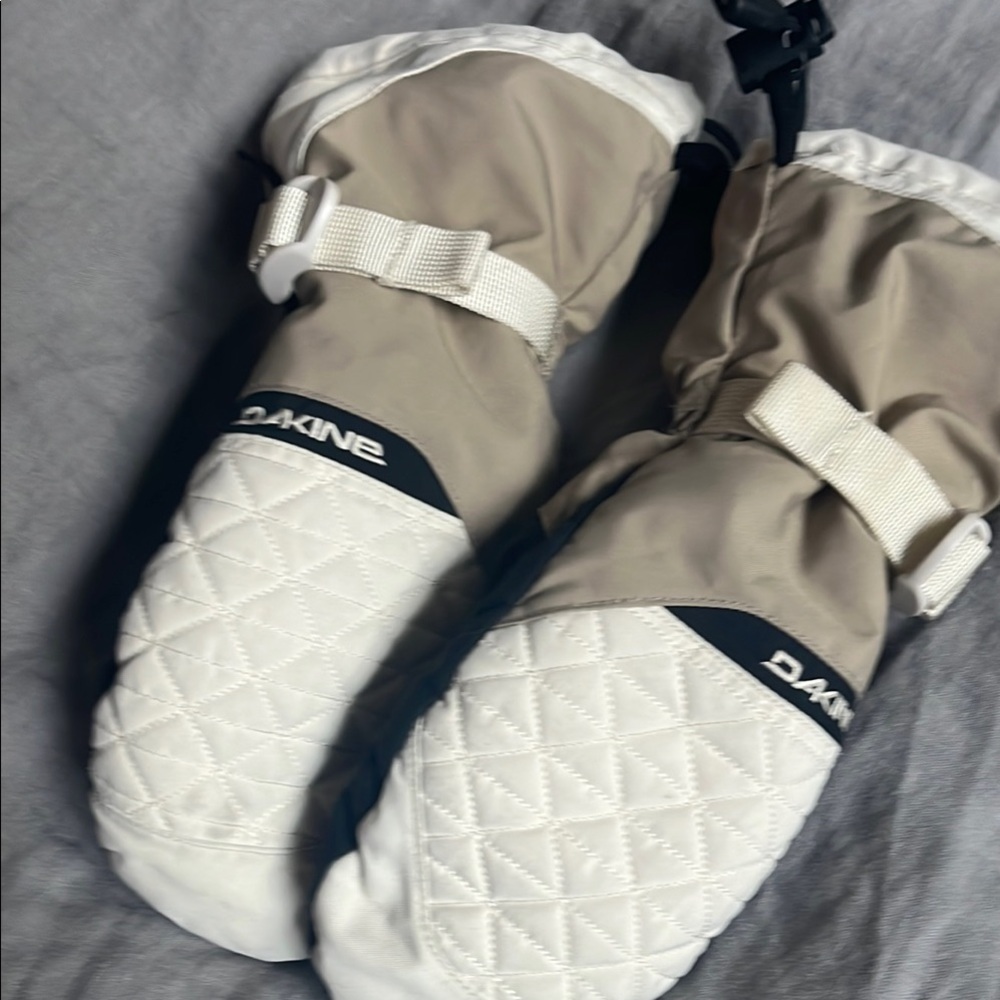 Dakine Cream and Black Quilted Mittens